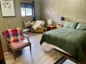 Single Queen Room
